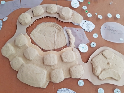 During the joint work on the school model, we gradually looked for the shapes of the main roofs and the shapes of the arcades around the buildings. The advantage was the work of plasticine and paper. These materials could be continuously changed and modified.